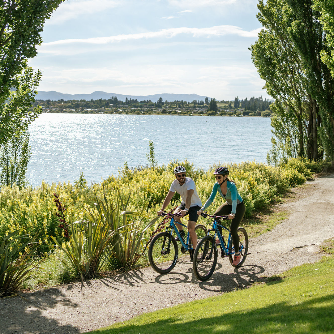 Bike Wanaka - Bike Trail right in front of Edgewater Hotel.